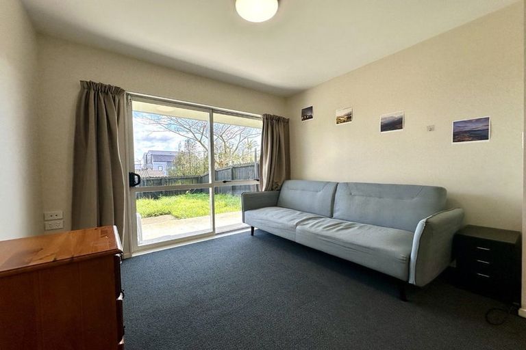 Photo of property in 4/242 Great North Road, Henderson, Auckland, 0612