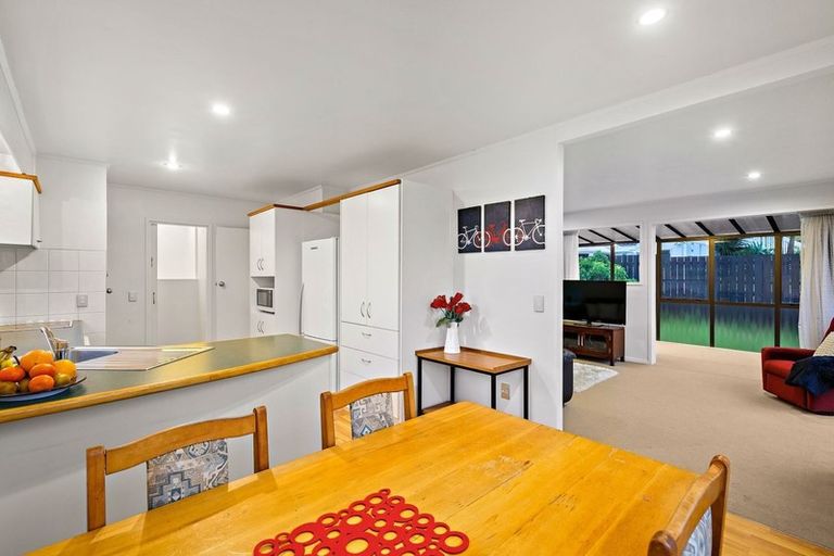Photo of property in 13 Cushla Place, Massey, Auckland, 0614