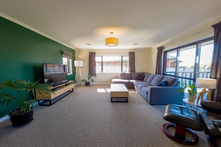 Photo of property in 12 Ron Place, Fitzherbert, Palmerston North, 4410