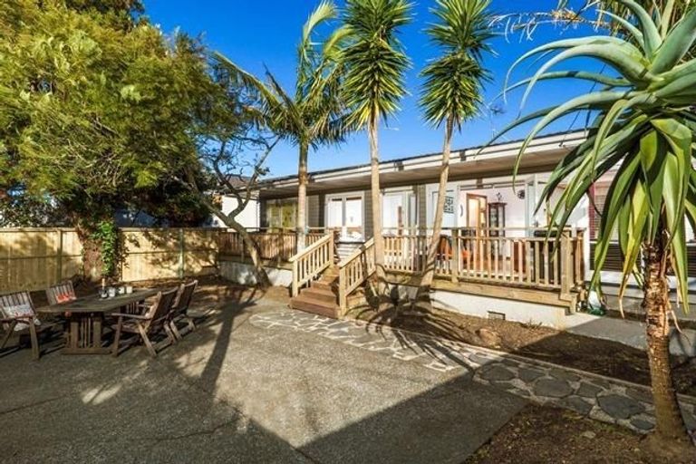 Photo of property in 288 East Coast Road, Forrest Hill, Auckland, 0620