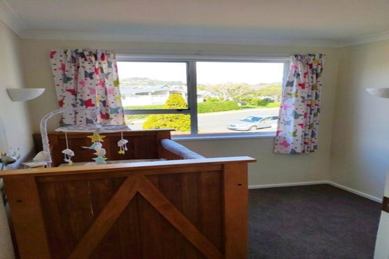 Photo of property in 42 Churton Drive, Churton Park, Wellington, 6037