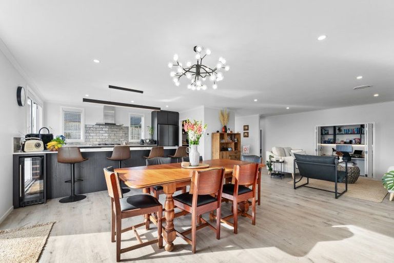 Photo of property in 32 Omahuru Road, Glenbrook, 2681