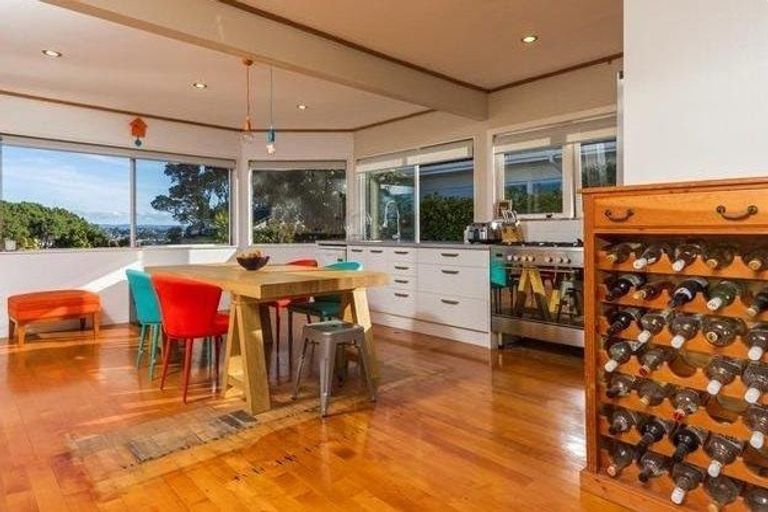 Photo of property in 288 East Coast Road, Forrest Hill, Auckland, 0620