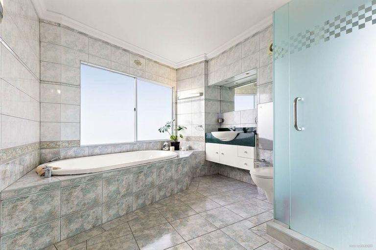 Photo of property in 8a Oteha Valley Road, Northcross, Auckland, 0632