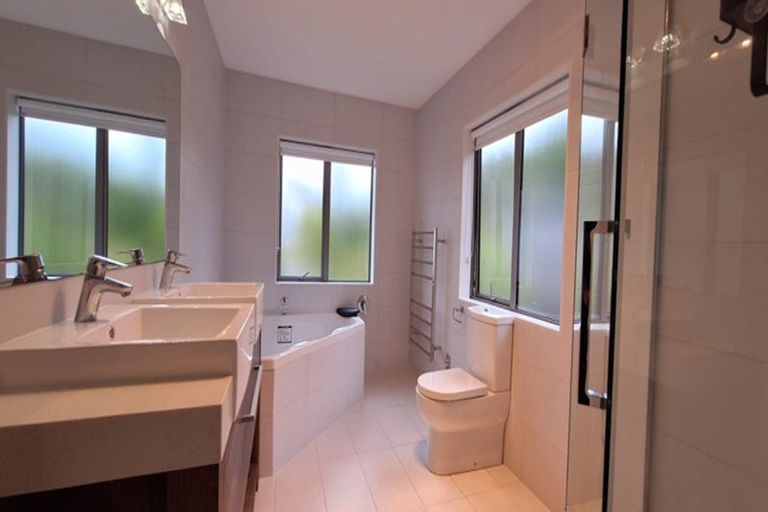 Photo of property in 8 Bintulu Place, Fairview Heights, Auckland, 0632