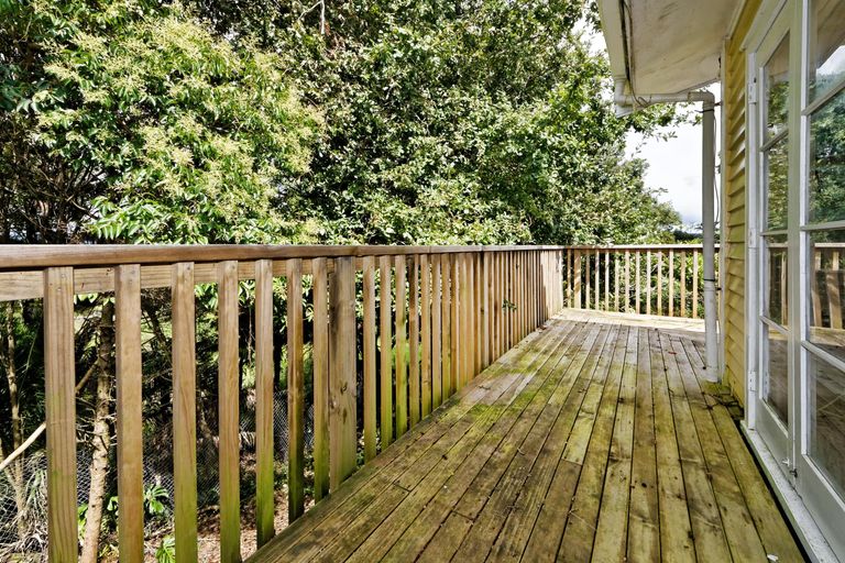 Photo of property in 5a Springbank Lane, Te Atatu Peninsula, Auckland, 0610