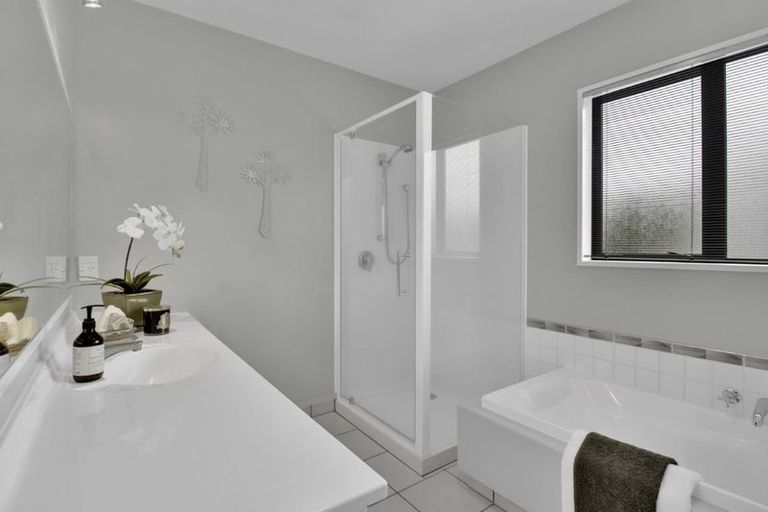 Photo of property in 28 Huntingdon Place, Avonhead, Christchurch, 8042