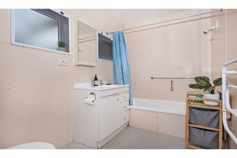 Photo of property in 8 Shortland Street, Regent, Whangarei, 0112