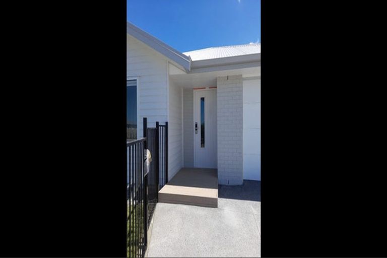 Photo of property in 1 Nottingham Road, Omokoroa, 3114