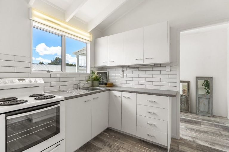 Photo of property in 1/46 Chippendale Crescent, Birkdale, Auckland, 0626