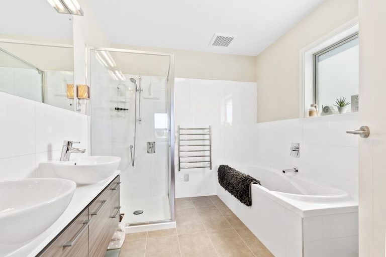 Photo of property in 26 Kensington Drive, Orewa, 0931