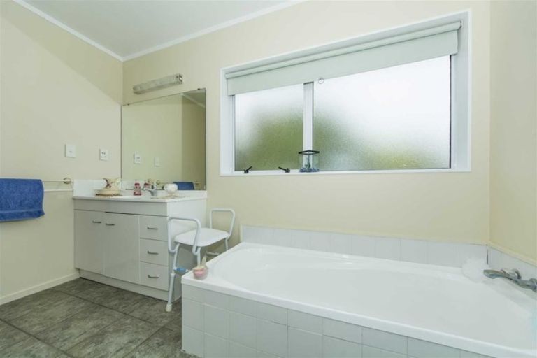 Photo of property in 10 Gala Place, Henderson, Auckland, 0612