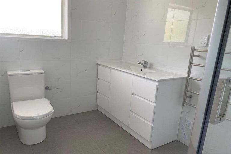 Photo of property in 12a Newington Road, Henderson, Auckland, 0612