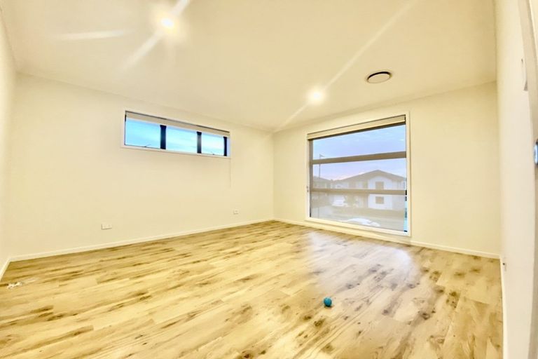 Photo of property in 12 Waituarua Drive, Takanini, 2112