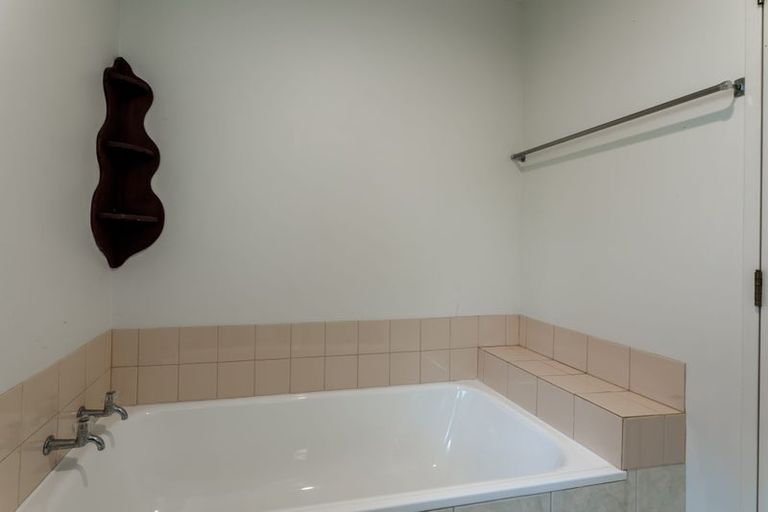 Photo of property in 25 Spinnaker Drive, Te Atatu Peninsula, Auckland, 0610