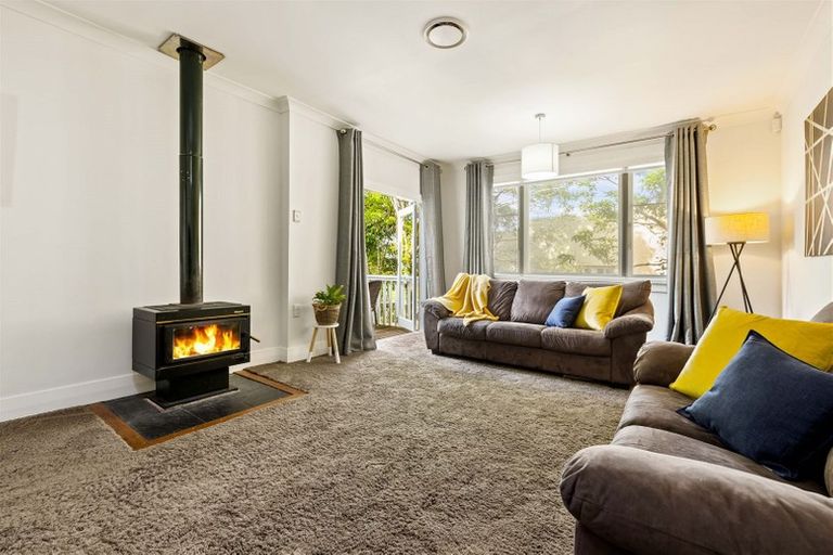 Photo of property in 12 Eastglen Road, Glen Eden, Auckland, 0602