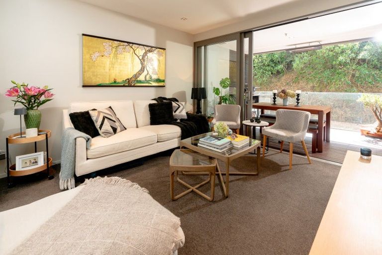 Photo of property in Patent 326 Apartments, 212s/326 Evans Bay Parade, Hataitai, Wellington, 6021