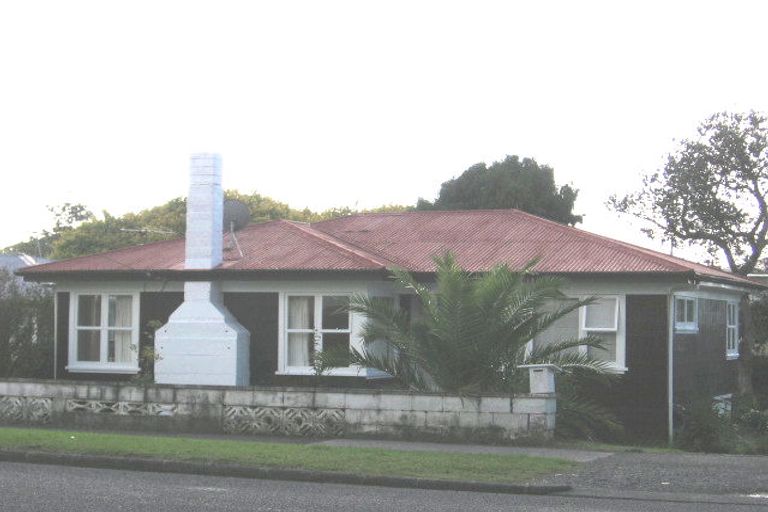 Photo of property in 14 Larnoch Road, Henderson, Auckland, 0610