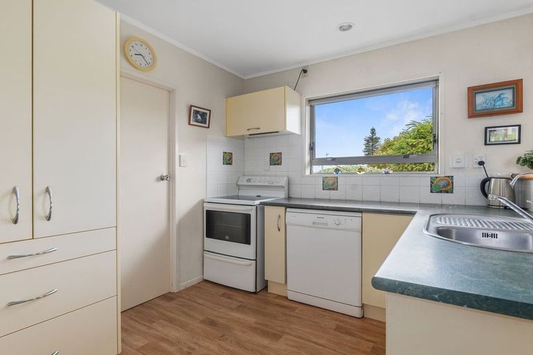 Photo of property in 12 Windsor Avenue, Waikanae, 5036