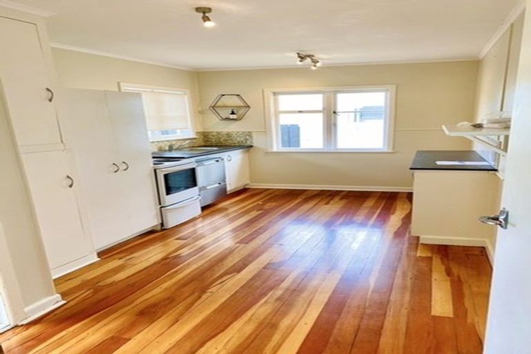 Photo of property in 11 Hikurangi Street, Te Atatu Peninsula, Auckland, 0610