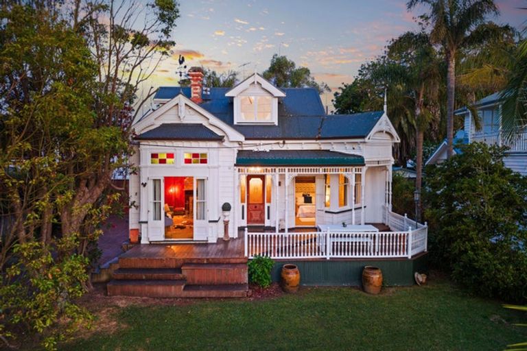 Photo of property in 5 Queen Street, Northcote Point, Auckland, 0627