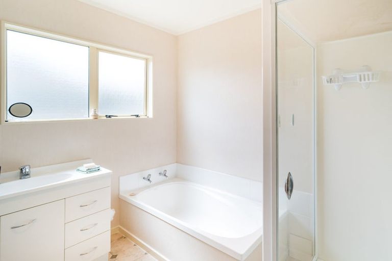 Photo of property in 18 Dalfield Place, Highbury, Palmerston North, 4412