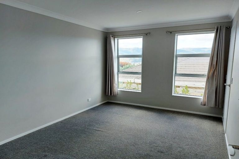 Photo of property in 31 Percy Kinsman Crescent, Riverstone Terraces, Upper Hutt, 5018