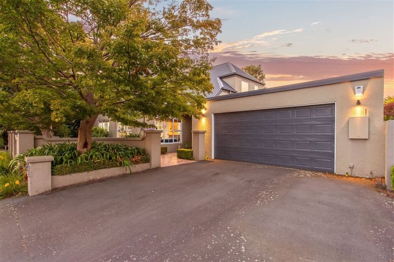 Photo of property in 17 Snowdon Road, Fendalton, Christchurch, 8052