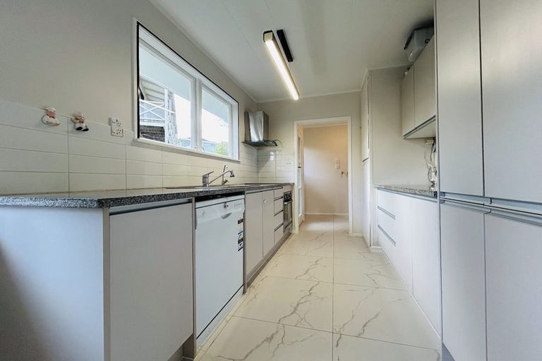 Photo of property in 1/8a Alma Street, Te Atatu South, Auckland, 0610