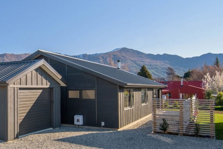 Photo of property in 11 Kapuka Lane, Wanaka, 9305