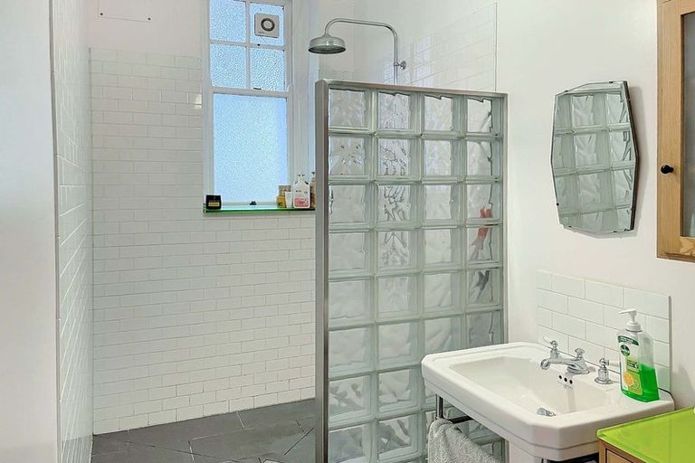 Photo of property in Blythswood Flats, 2/3 Aro Street, Aro Valley, Wellington, 6021