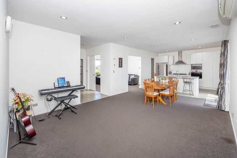 Photo of property in 15 Te Ironui Place, Huntington, Hamilton, 3210