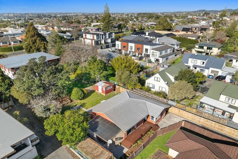 Photo of property in 31 Humphrey Kemp Avenue, Henderson, Auckland, 0612