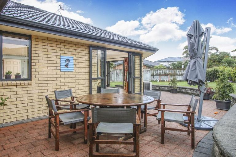 Photo of property in 35 Riverstone Road, Te Atatu Peninsula, Auckland, 0610