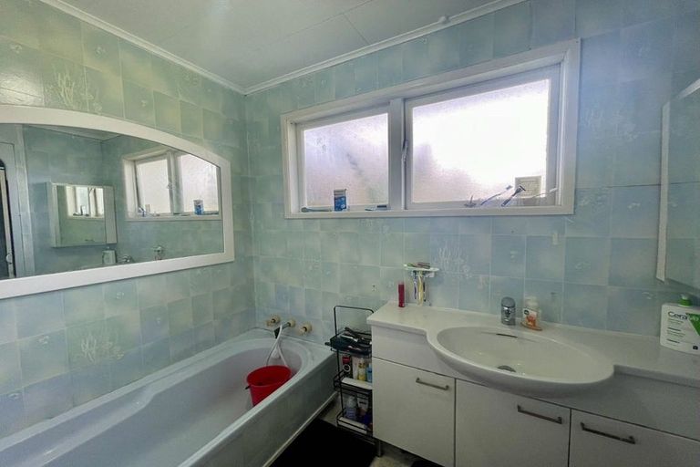 Photo of property in 5 Mcclintock Road, Massey, Auckland, 0614