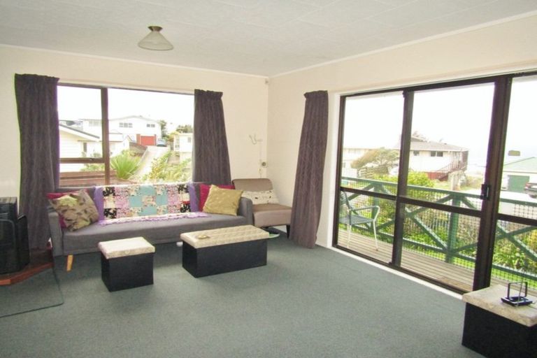 Photo of property in 14 Edgecombe Street, Newlands, Wellington, 6037
