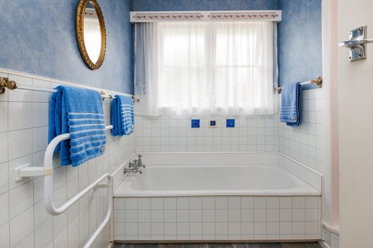 Photo of property in 4 Duna Place, Takaro, Palmerston North, 4412