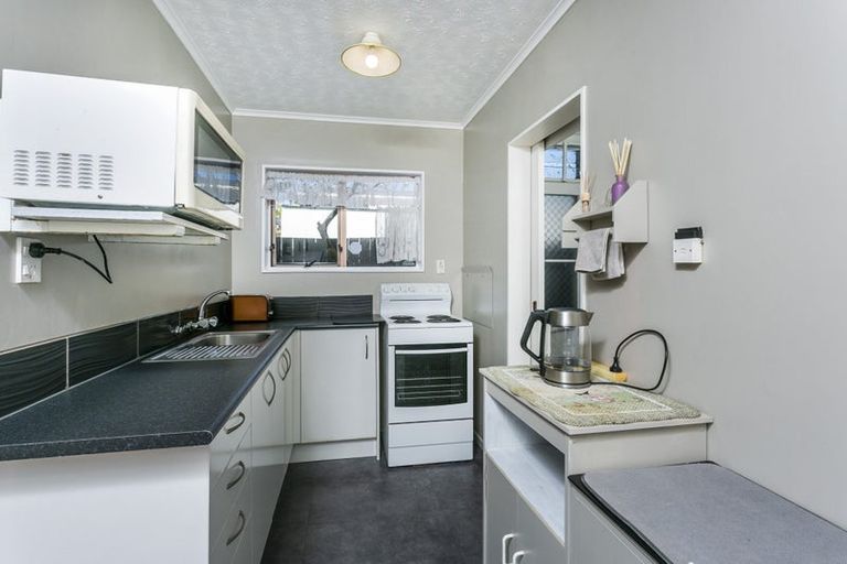 Photo of property in 1/90 Lynwood Road, New Lynn, Auckland, 0600