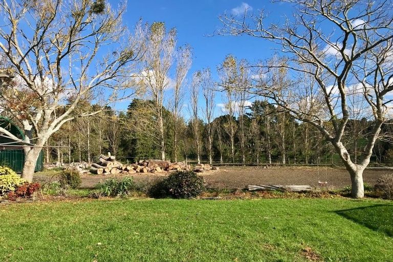 Photo of property in 74 Motu Road, Kumeu, 0891