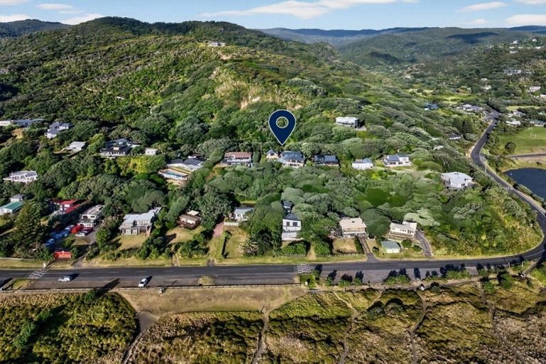 Photo of property in 24 Garden Road, Piha, 0772