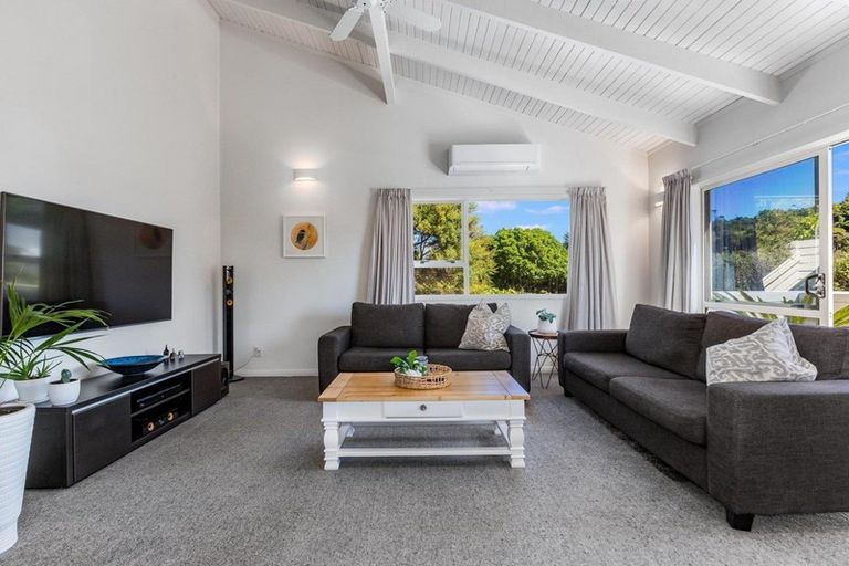 Photo of property in 8 The Crowsnest, Whitby, Porirua, 5024