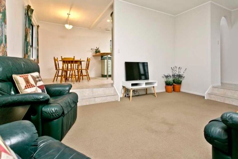 Photo of property in 13 Santiago Crescent, Unsworth Heights, Auckland, 0632