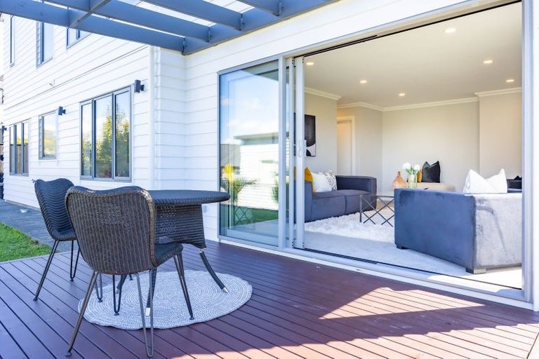 Photo of property in 16 Skulander Crescent, Orewa, 0931