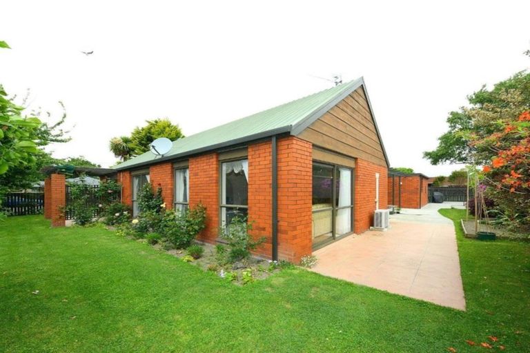Photo of property in 2 Harkness Place, Avonhead, Christchurch, 8042