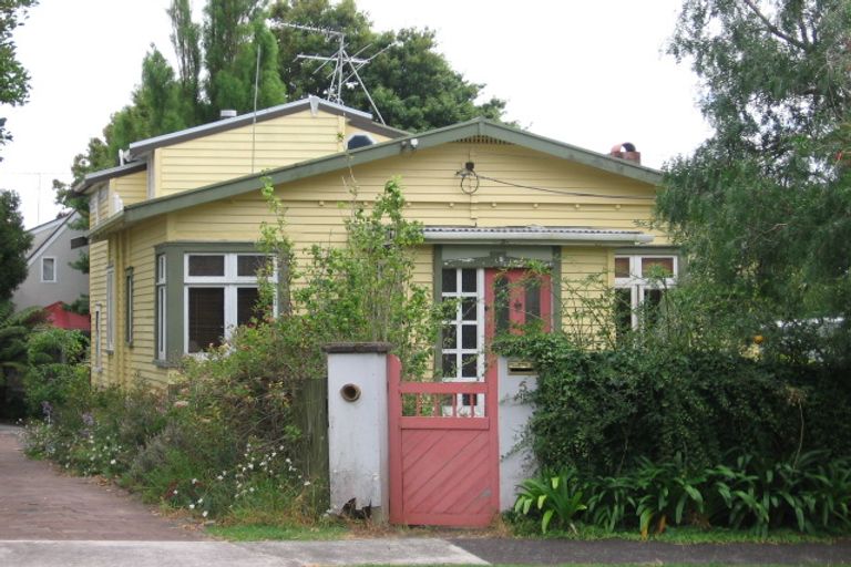 Photo of property in 5 Miro Street, New Lynn, Auckland, 0600