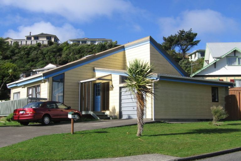 Photo of property in 1 Pimlico Place, Newlands, Wellington, 6037