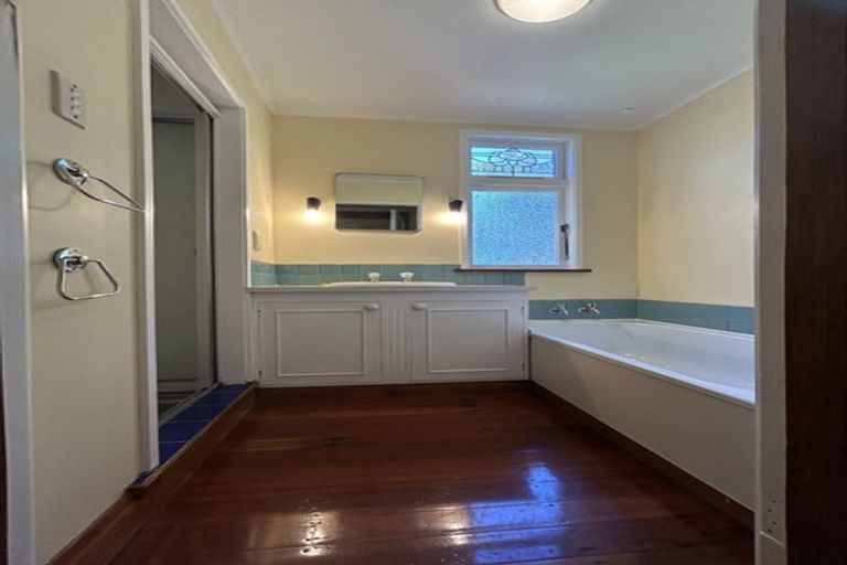 Photo of property in 100 Mortimer Terrace, Brooklyn, Wellington, 6021