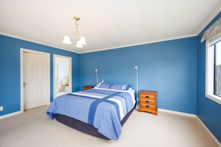 Photo of property in 27 Royal Oak Drive, Kelvin Grove, Palmerston North, 4414