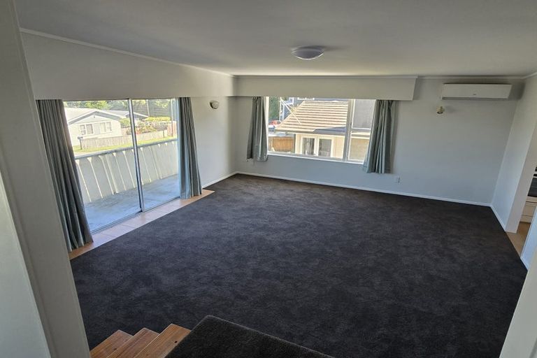 Photo of property in 25 Bellringer Crescent, Newlands, Wellington, 6037