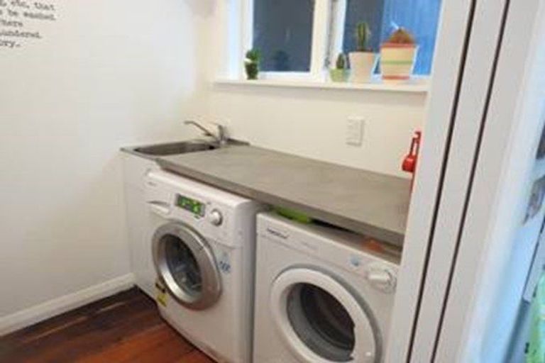 Photo of property in 14 Imperial Terrace, Melrose, Wellington, 6022